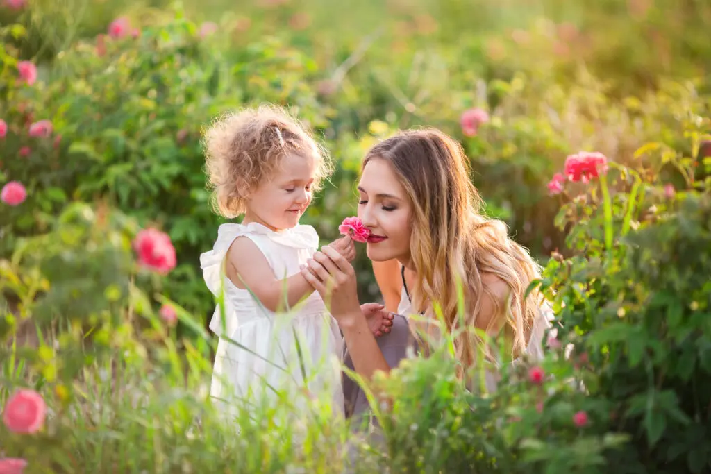 Beautiful,Child,Girl,With,Pretty,Young,Mother,Are,Walking,In