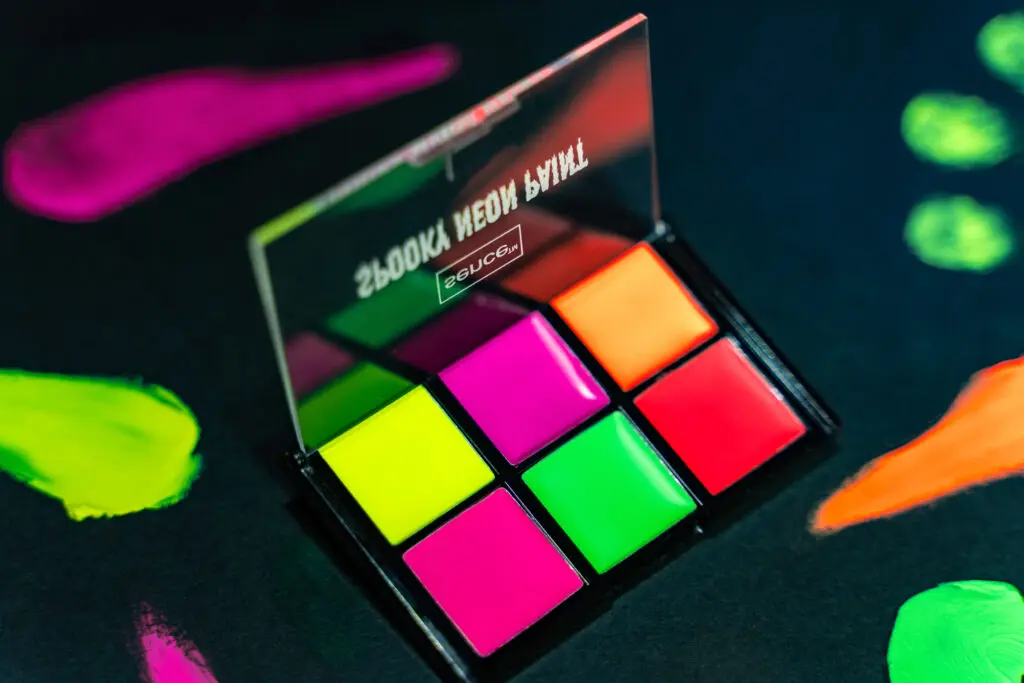 2052173_SENCE_Halloween_Neon Eyeshadow Face Paint_Studiosessie-050