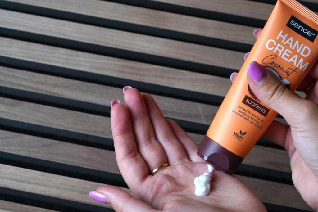 2026458_SENCE_Coconut_HandCream2