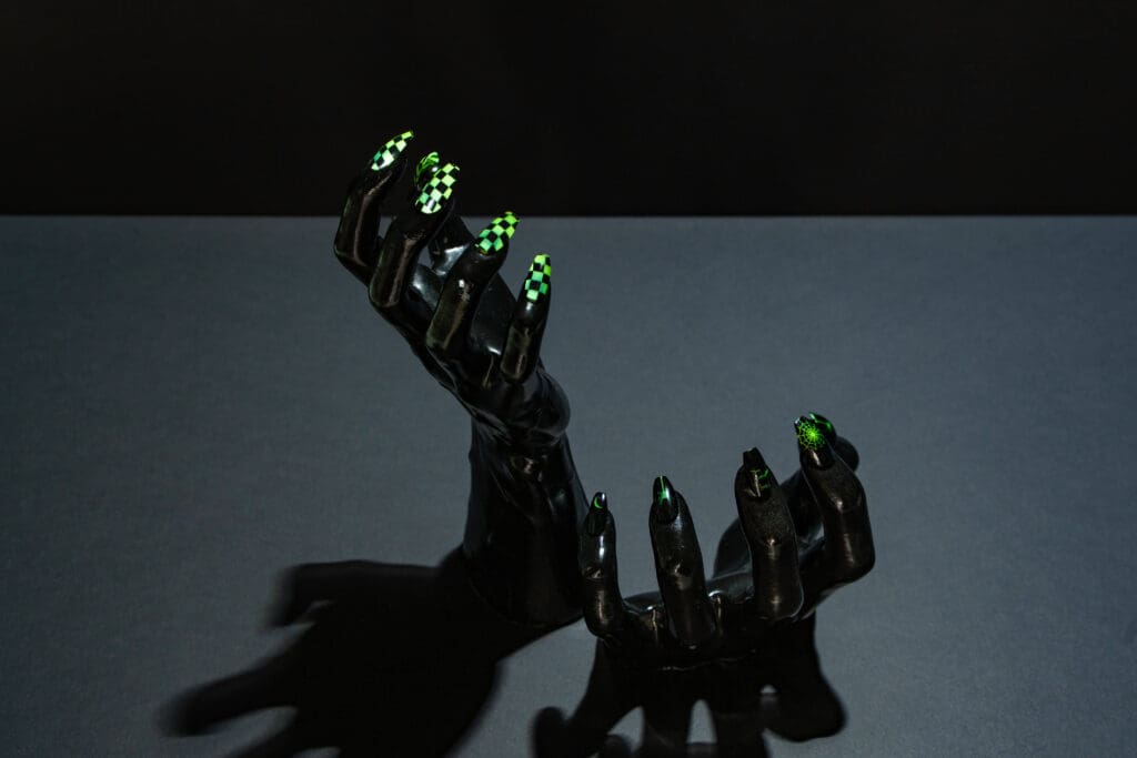 2051993_SENCE_Press-On Nails_GITD_011 copy