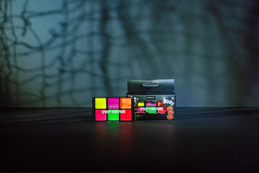 2052173_SENCE_Halloween_Neon Eyeshadow Face Paint_Studiosessie-025