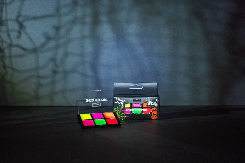 2052173_SENCE_Halloween_Neon Eyeshadow Face Paint_Studiosessie-029