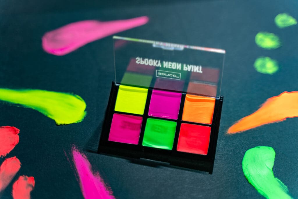 2052173_SENCE_Halloween_Neon Eyeshadow Face Paint_Studiosessie-045