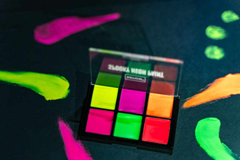 2052173_SENCE_Halloween_Neon Eyeshadow Face Paint_Studiosessie-046