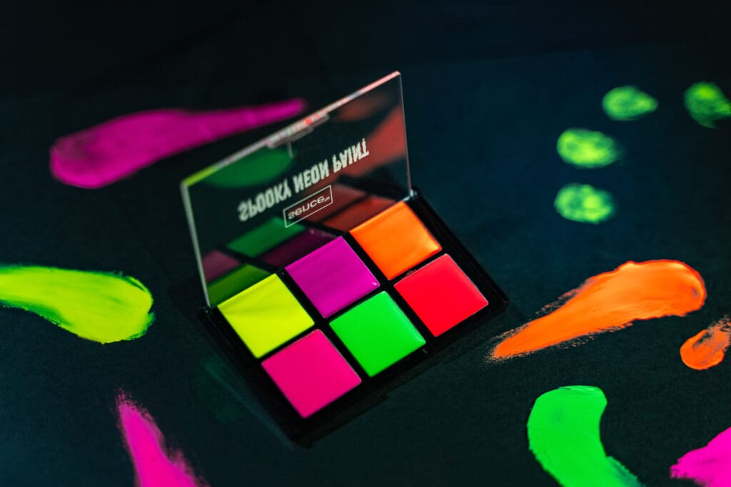 2052173_SENCE_Halloween_Neon Eyeshadow Face Paint_Studiosessie-048